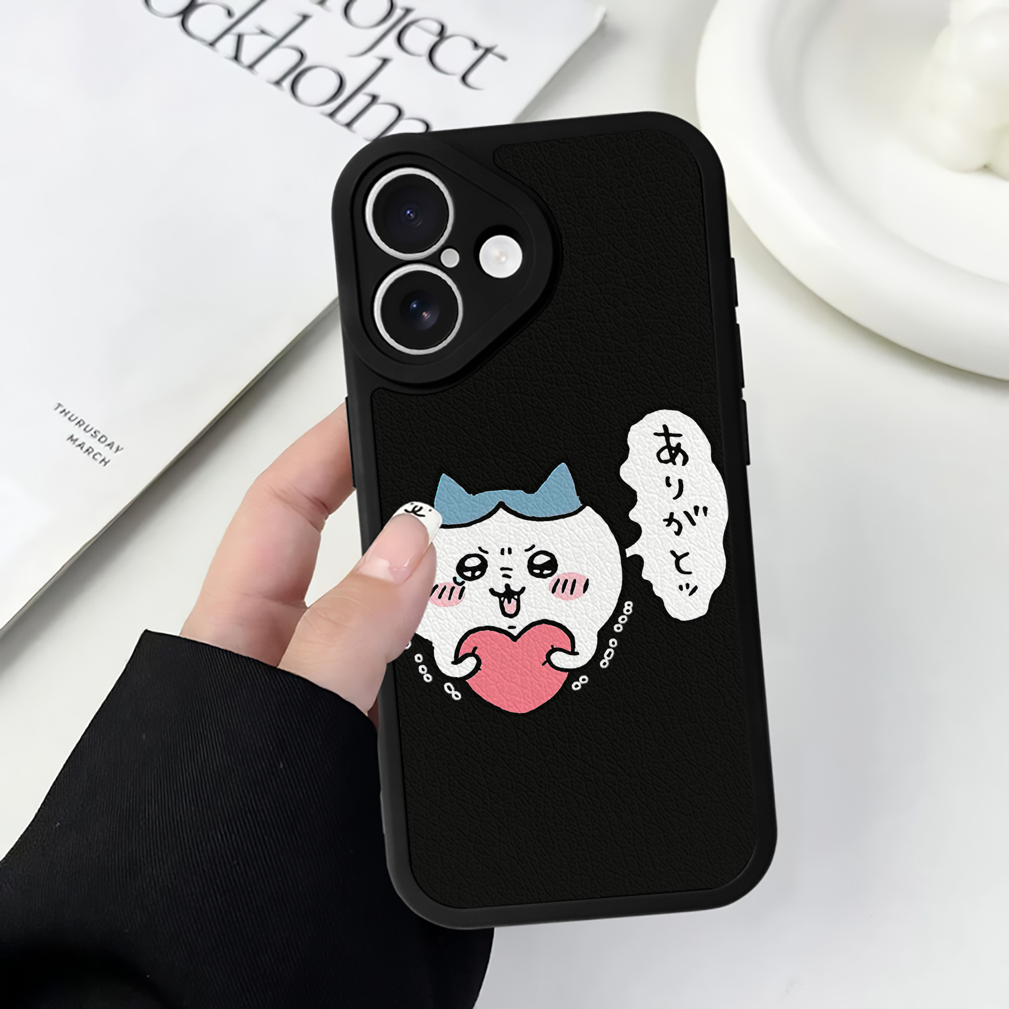 （画像用） ちいかわ ハチワレ Chii-kawa hachiware 【iPhone 16シリーズ対応】シリコンスマホケース（レザー調） 材質：シリコン